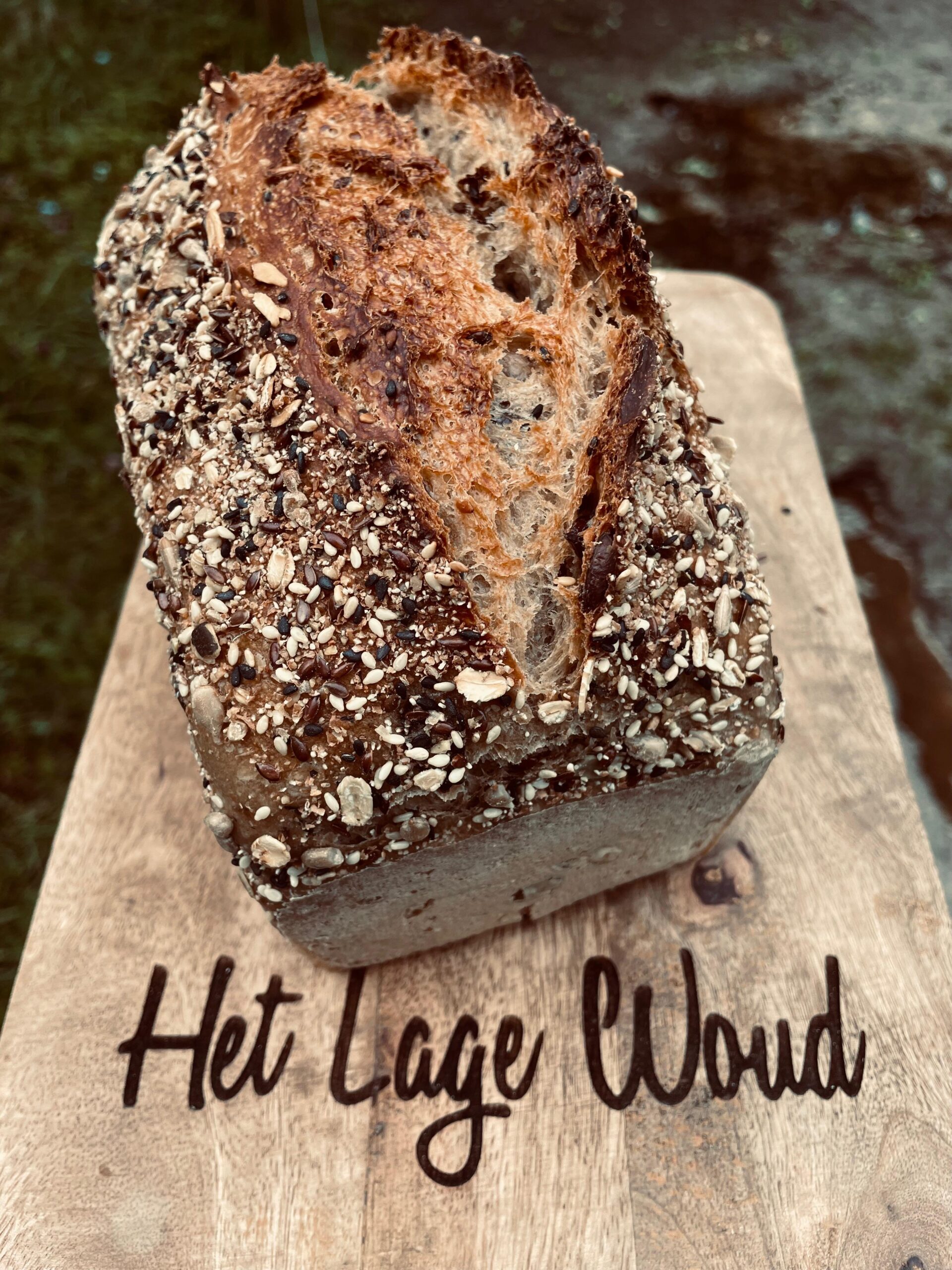 Handgekneed en handgevormd zuurdesem biologisch brood uit Makkinga Friesland. Lokale ingredienten uit Groningen en Frieslkand.