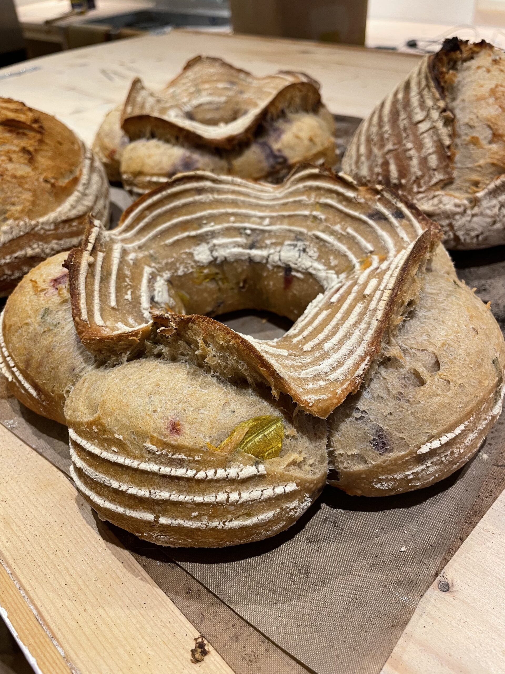 Handgekneed en handgevormd zuurdesem biologisch brood uit Makkinga Friesland. Lokale ingredienten uit Groningen en Frieslkand.