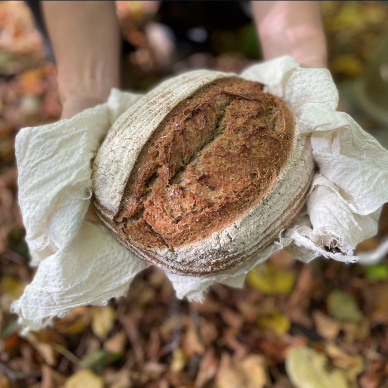 Handgekneed en handgevormd zuurdesem biologisch brood uit Makkinga Friesland. Lokale ingredienten uit Groningen en Frieslkand.