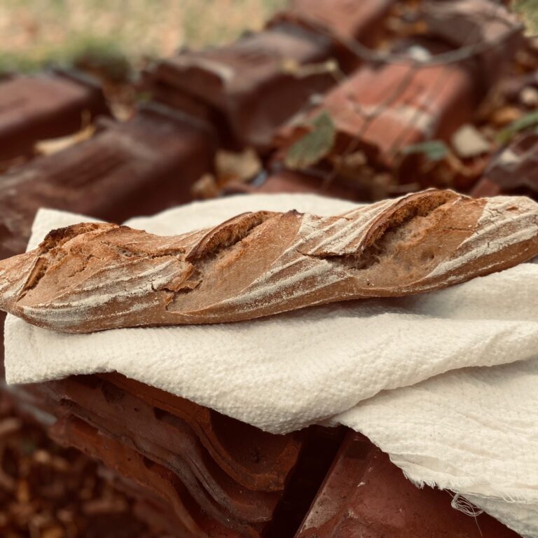 Handgekneed en handgevormd zuurdesem biologisch brood uit Makkinga Friesland. Lokale ingredienten uit Groningen en Friesland.