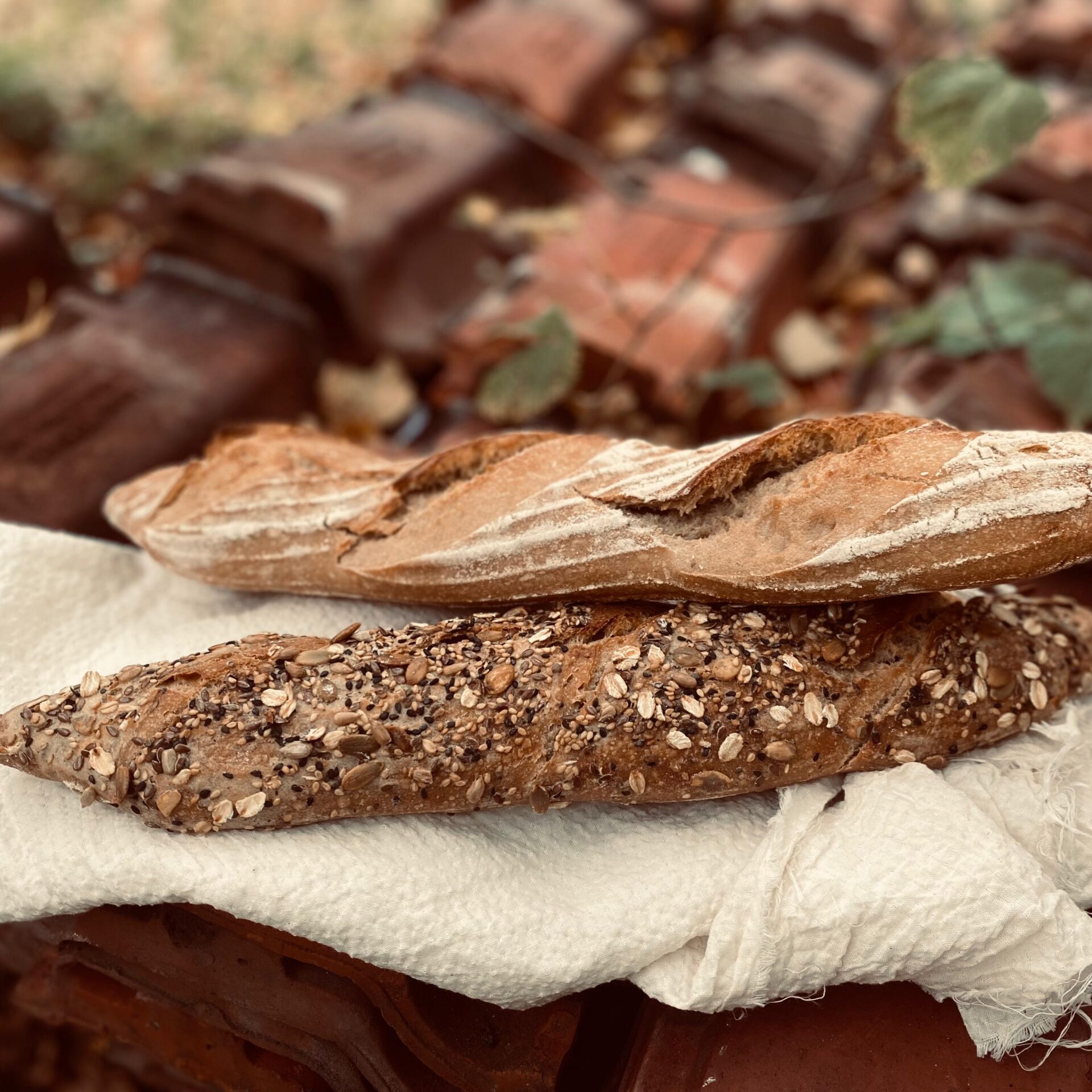 Handgekneed en handgevormd zuurdesem biologisch brood uit Makkinga Friesland. Lokale ingredienten uit Groningen en Friesland.