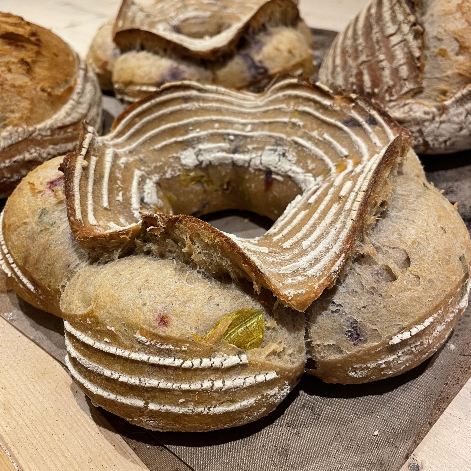 Handgekneed en handgevormd zuurdesem biologisch brood uit Makkinga Friesland. Lokale ingredienten uit Groningen en Frieslkand.